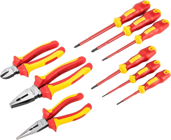 A Importância dos Testes de tensão aplicada em ferramentas utilizados em serviços de eletricidade. Descrição da imagem: Ferramentas elétricas de eletricista , alicate universal, alicate de corte, alicate de bico, três chave de fenda pequena isolada e três chave de fenda média isolada. A Lumens Calibração situado em Guarulhos, São Paulo. Realizamos atendimento em todo Brasil.