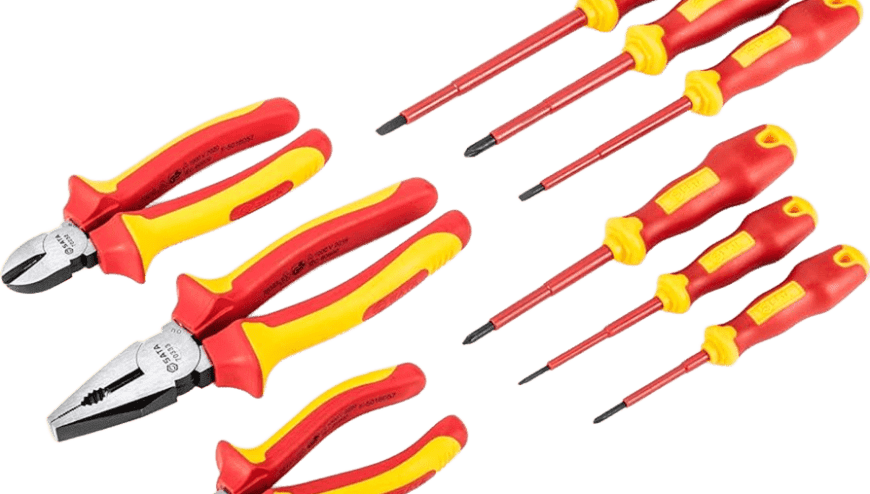 A Importância dos Testes de tensão aplicada em ferramentas utilizados em serviços de eletricidade. Descrição da imagem: Ferramentas elétricas de eletricista , alicate universal, alicate de corte, alicate de bico, três chave de fenda pequena isolada e três chave de fenda média isolada. A Lumens Calibração situado em Guarulhos, São Paulo. Realizamos atendimento em todo Brasil.